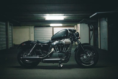 车库里的黑色摩托车